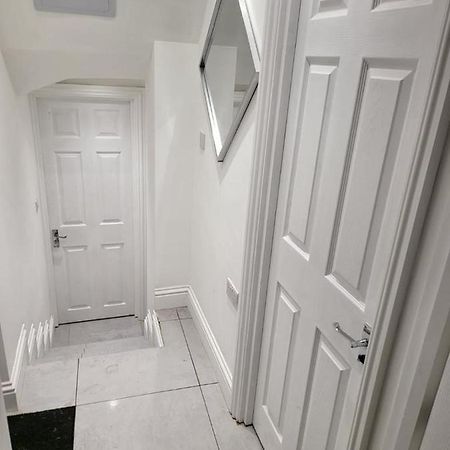 Ferienwohnung Fancy Basement Flat A London Exterior foto