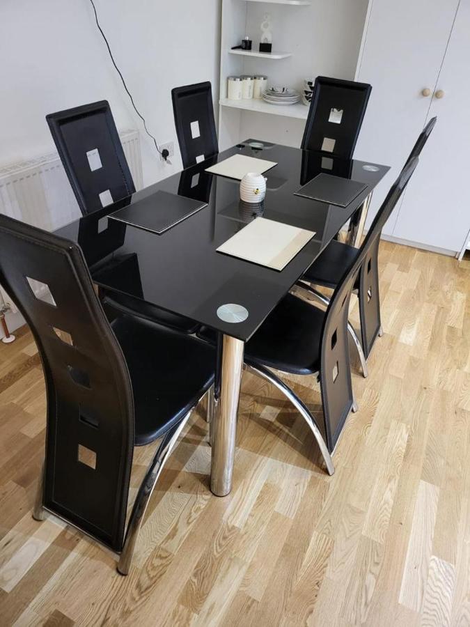 Ferienwohnung Fancy Basement Flat A London Exterior foto
