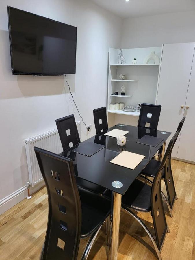 Ferienwohnung Fancy Basement Flat A London Exterior foto