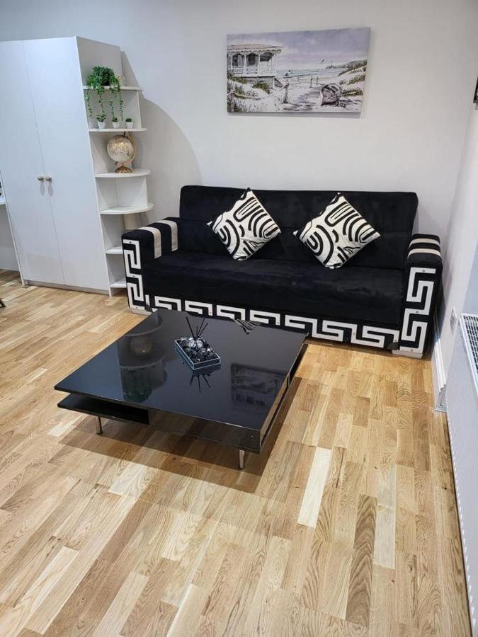 Ferienwohnung Fancy Basement Flat A London Exterior foto