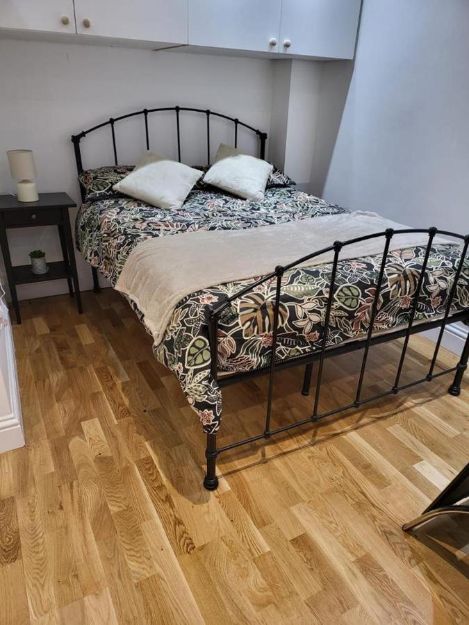 Ferienwohnung Fancy Basement Flat A London Exterior foto