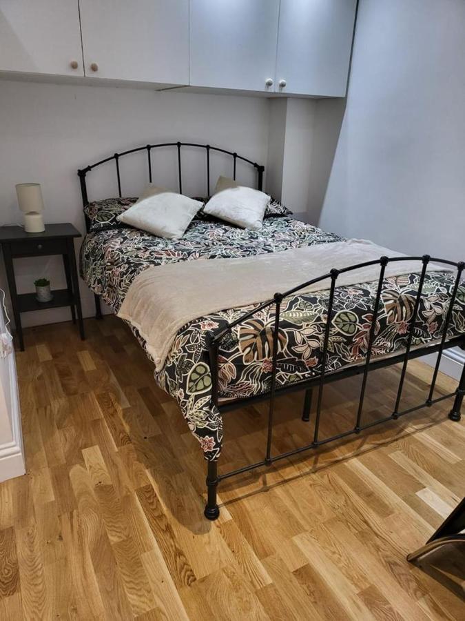 Ferienwohnung Fancy Basement Flat A London Exterior foto