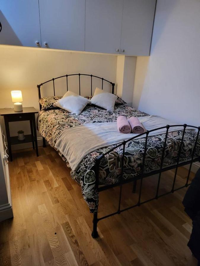 Ferienwohnung Fancy Basement Flat A London Exterior foto