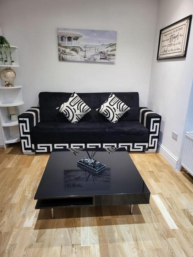 Ferienwohnung Fancy Basement Flat A London Exterior foto