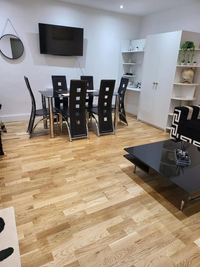 Ferienwohnung Fancy Basement Flat A London Exterior foto